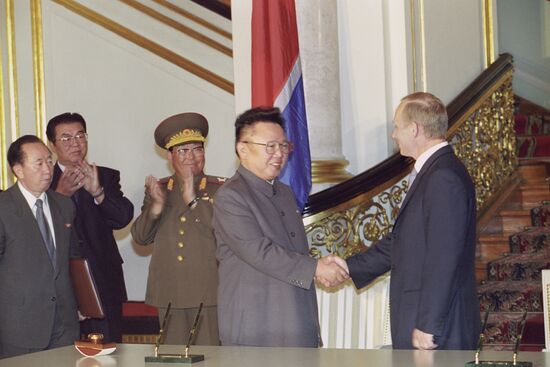 Руководитель КНДР Ким Чен Ир во время визита в Россию