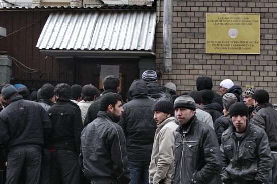 Гастарбайтеры выстроились в очередь у посольства Таджикистана