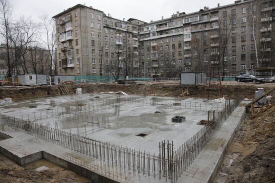 Место строительства детского сада в одном из московских дворов