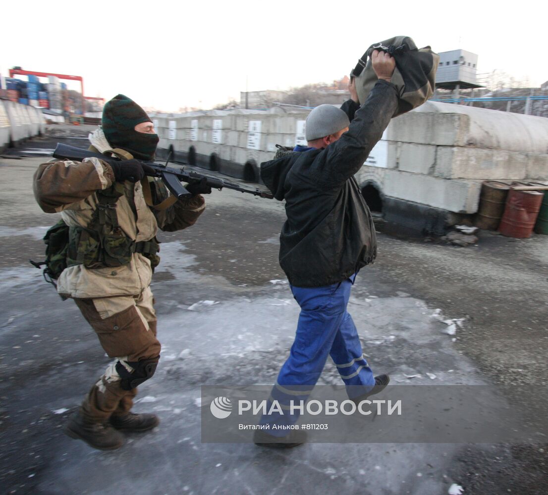 "Террорист" захватывает "заложника"