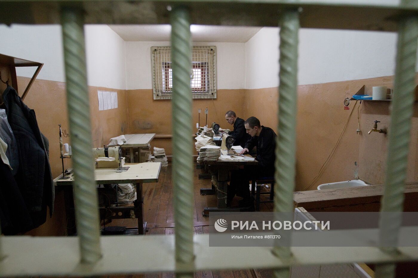 Заключенные ИК-1 шьют рукавицы