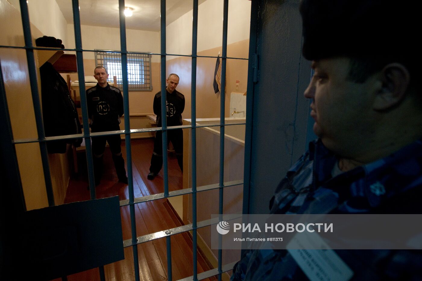 Сотрудник охраны ИК-1 наблюдает за заключенными