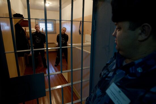 Сотрудник охраны ИК-1 наблюдает за заключенными