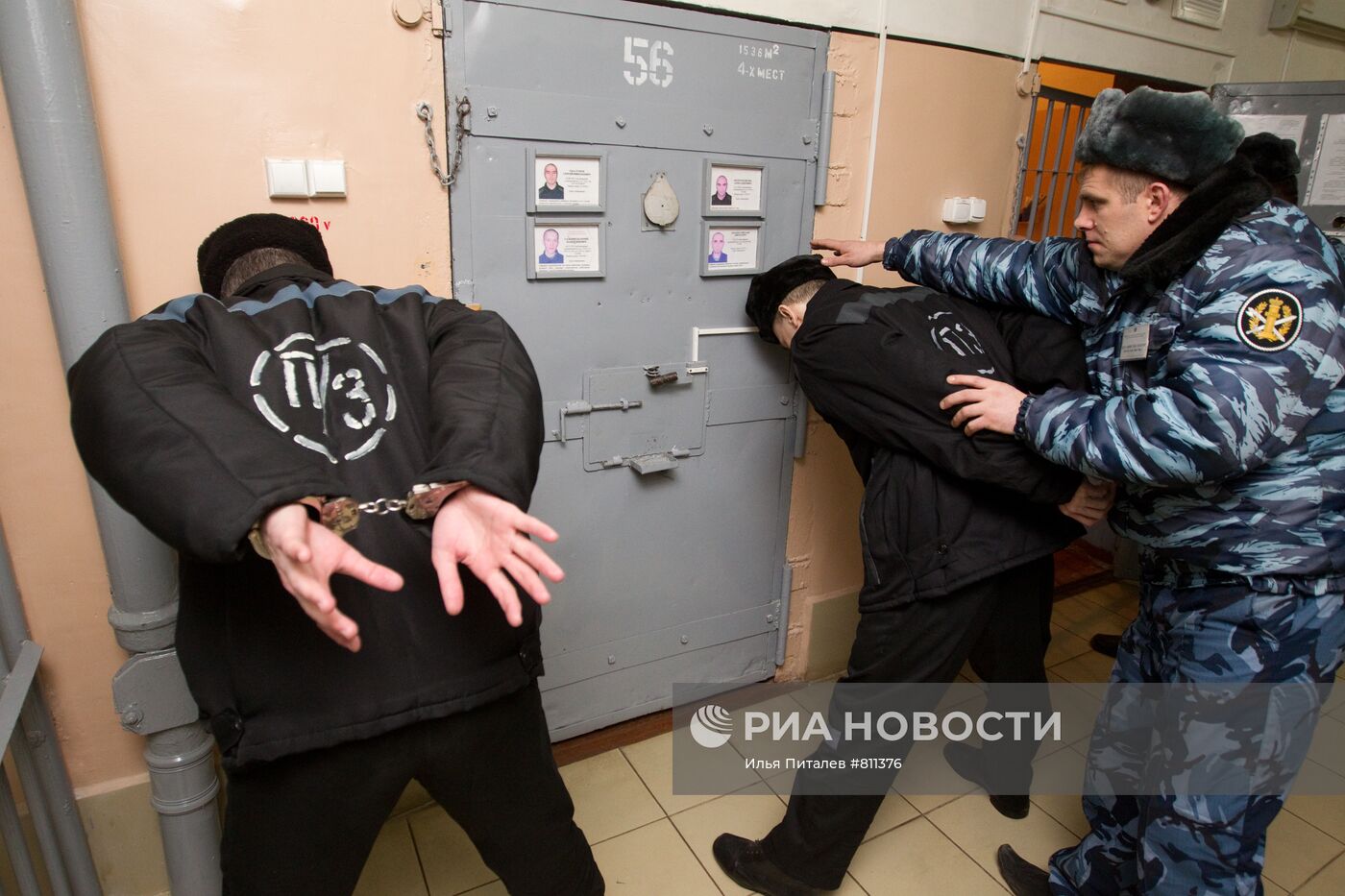 Сотрудник охраны ИК-1 проводит досмотр заключенных