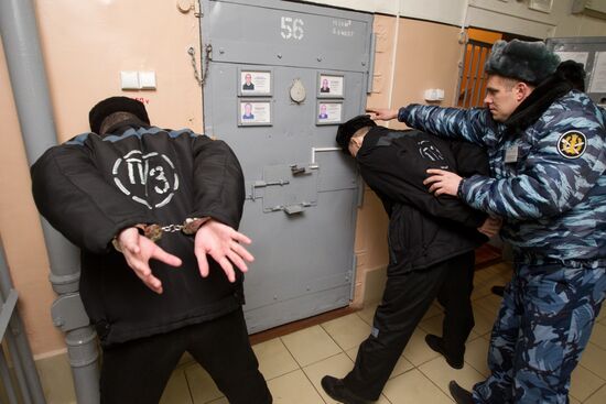 Сотрудник охраны ИК-1 проводит досмотр заключенных