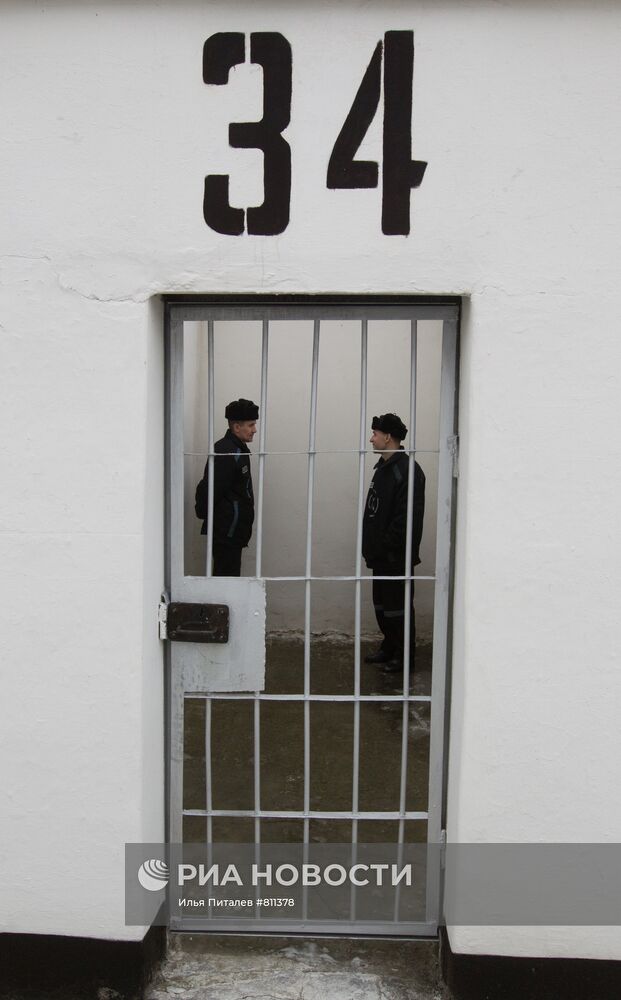 Заключенные ИК-1 в прогулочной камере
