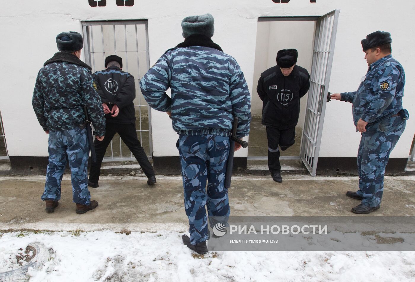Сотрудники охраны ИК-1 выводят заключенных на прогулку