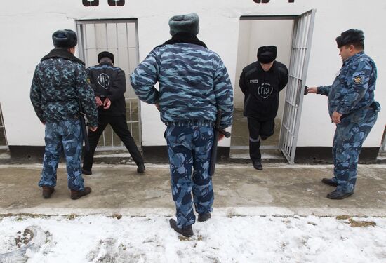 Сотрудники охраны ИК-1 выводят заключенных на прогулку