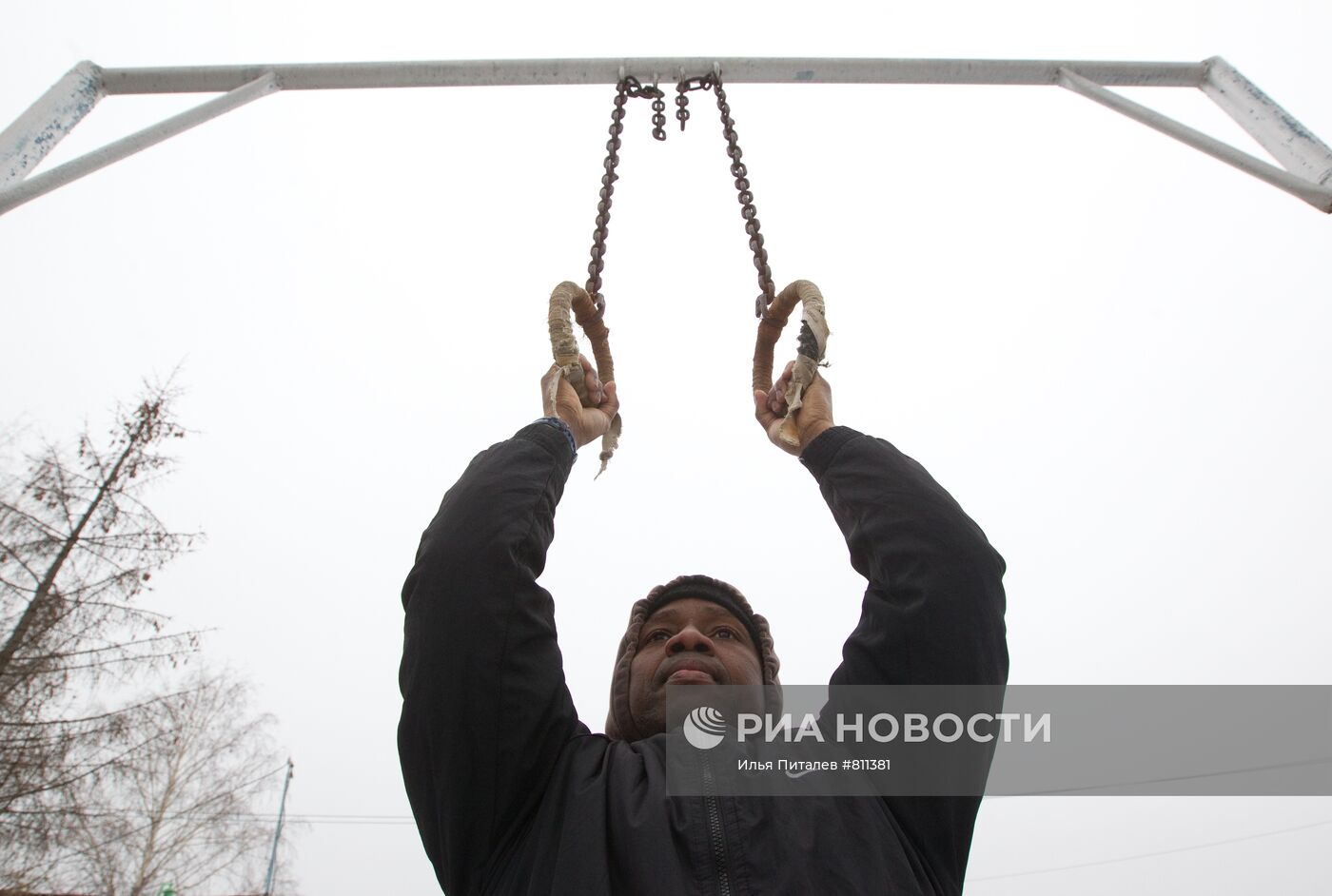 Заключенный ИК-22 делает упражнения на брусьях
