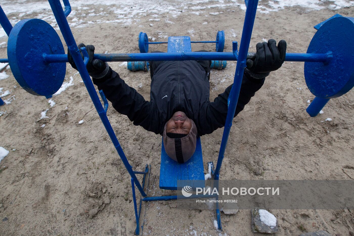 Заключенный ИК-22 занимается на спортивном тренажере