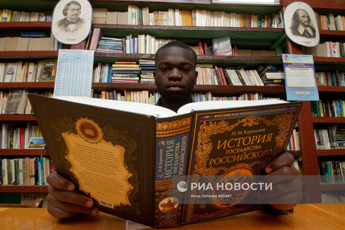 Заключенный ИК-22 читает книгу в библиотеке колонии