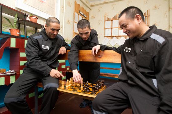 Заключенные играют в шахматы в жилой зоне