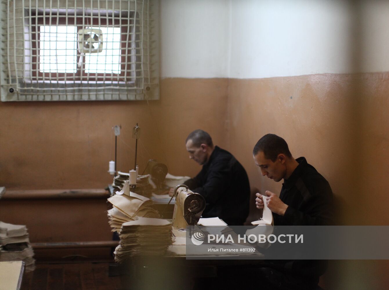 Заключенные ИК-1 шьют рукавицы