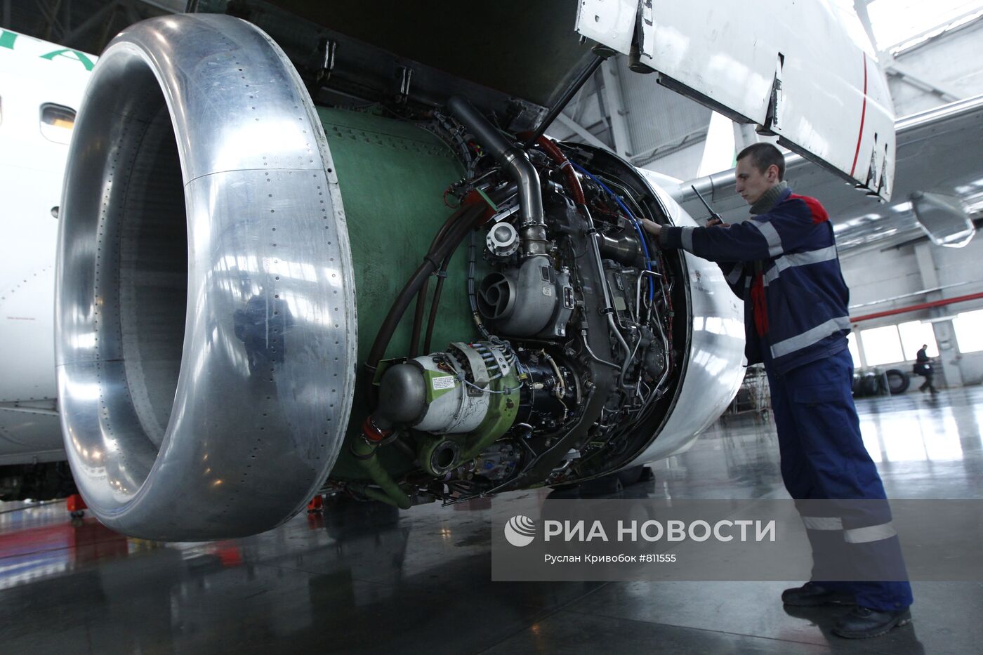 Ремонт самолета в цехе Внуковского Авиаремонтного завода