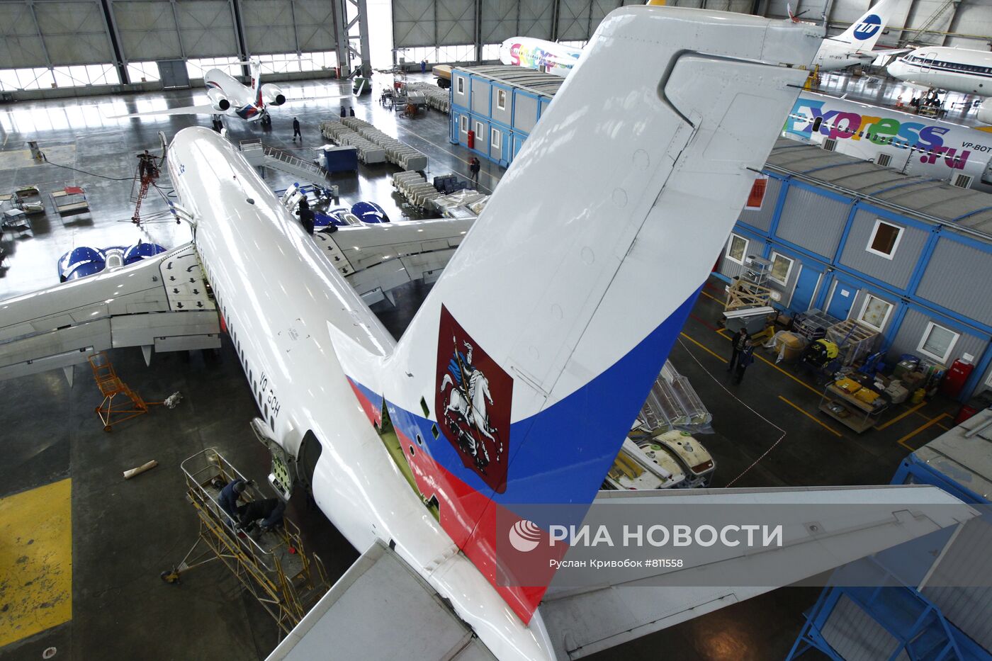 Ремонт самолетов в цехе Внуковского Авиаремонтного завода