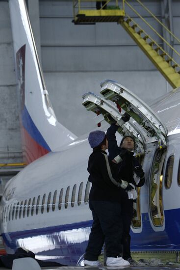Ремонт самолета в цехе Внуковского Авиаремонтного завода
