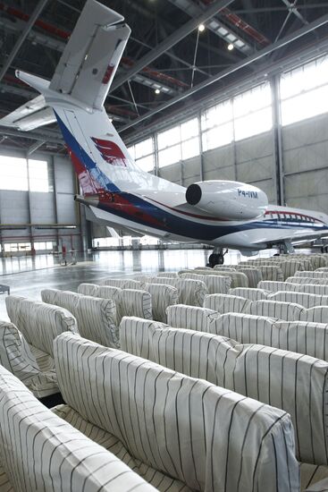 Самолет в цехе Внуковского Авиаремонтного завода