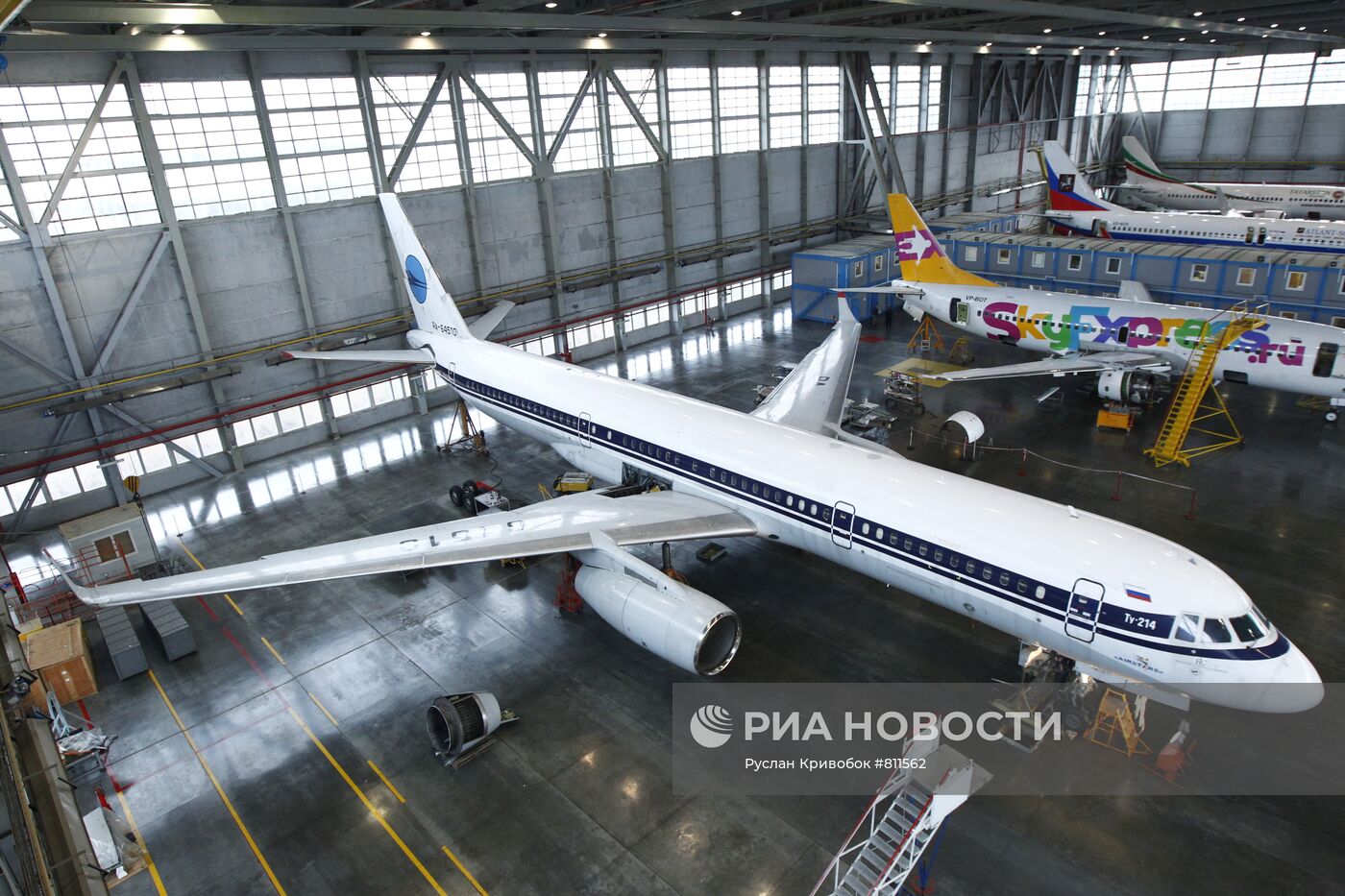 Ремонт самолетов в цехе Внуковского Авиаремонтного завода