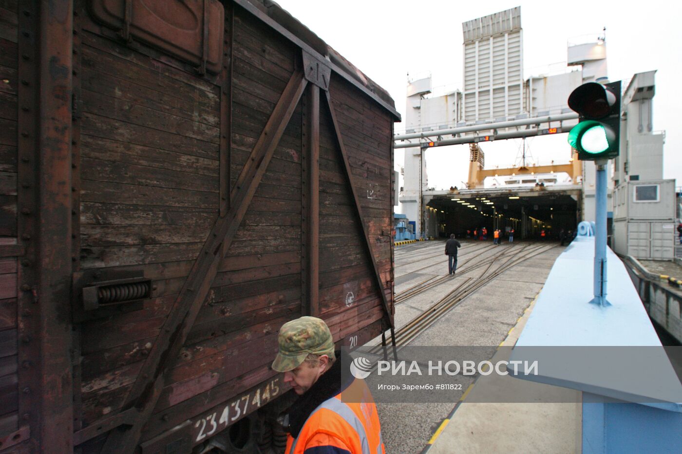 Погрузка железнодорожных платформ на паром Petersburg