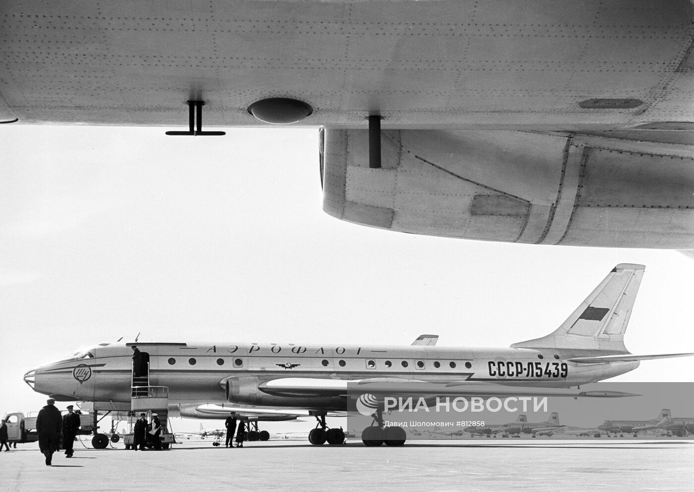 Советский воздушный лайнер Ту-104