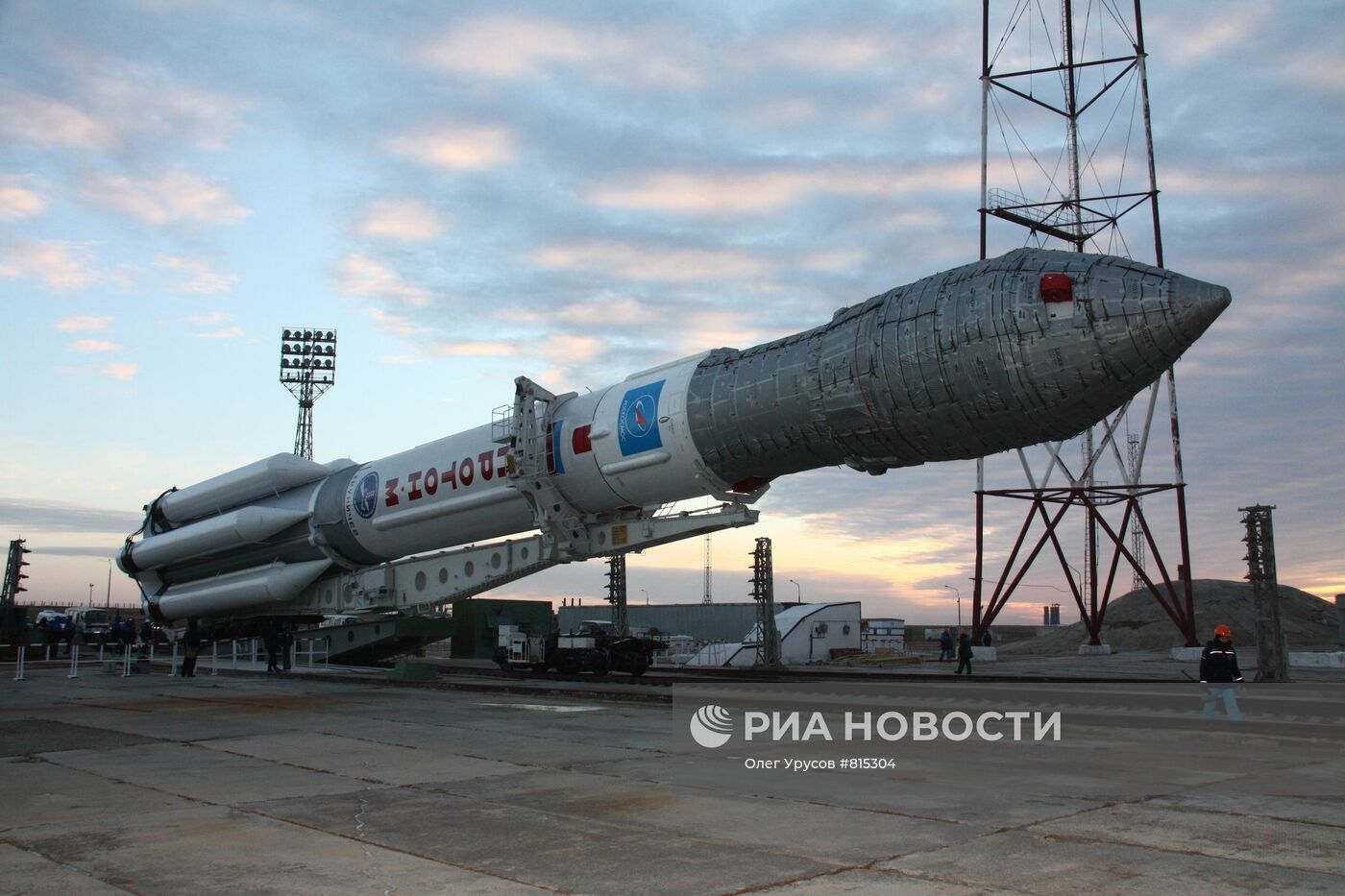 Ракета "Протон-М" установлена на старт космодрома "Байконур"