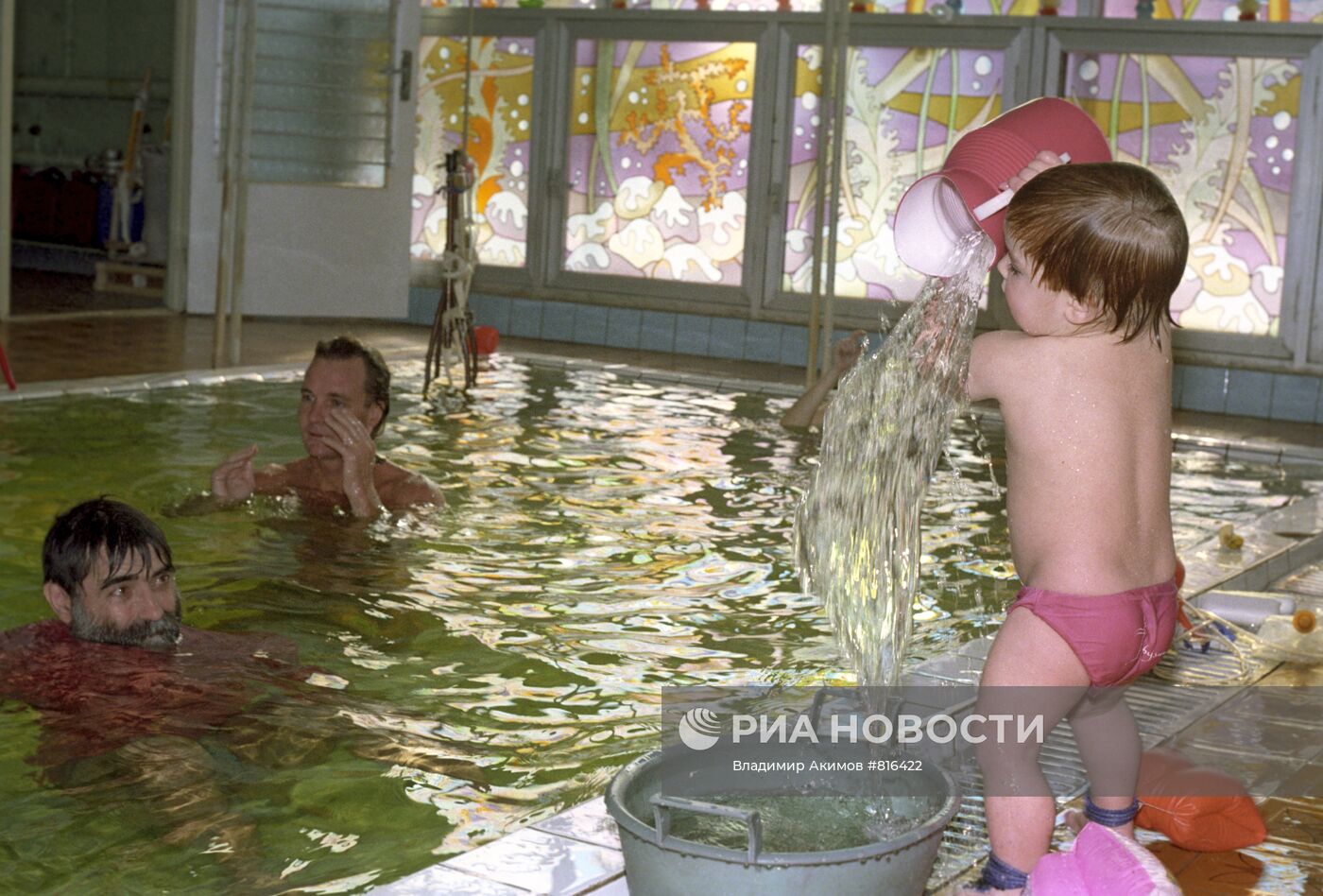 Вася Разенков в бассейне