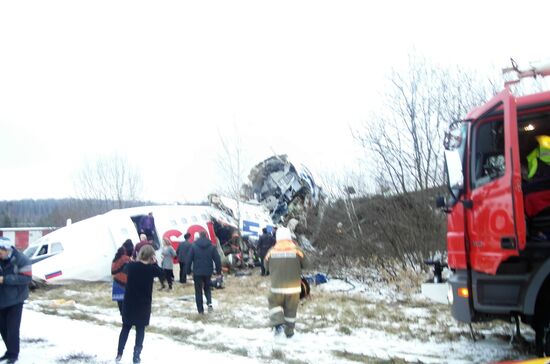 Самолет Ту-154 совершил аварийную посадку в "Домодедово"