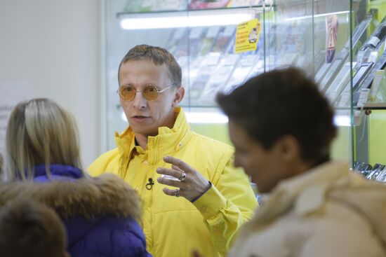 Иван Охлобыстин работает продавцом в магазине "Евросеть"
