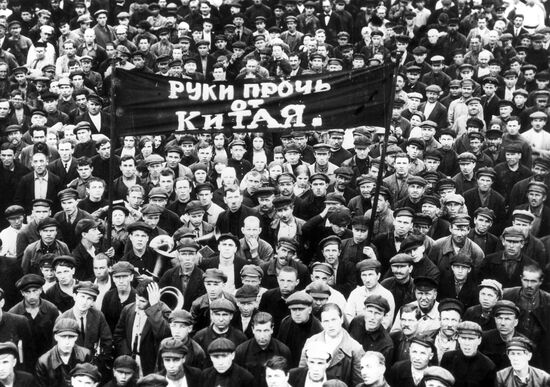 Антивоенная демонстрация рабочих.