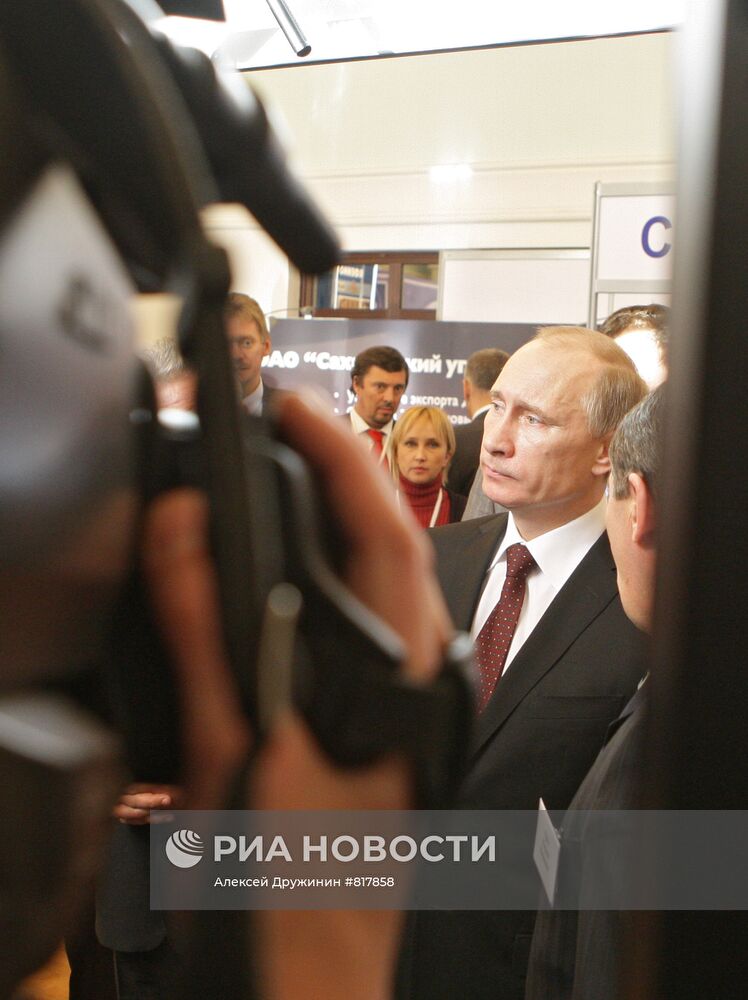 В. Путин осмотрел выставку приоритетных проектов в Хабаровске