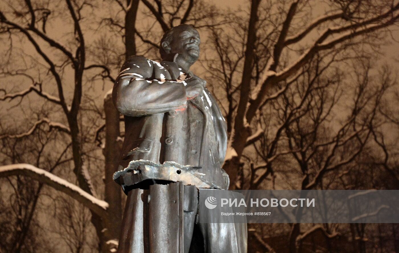 Памятник Ленину подорван в пригороде Санкт-Петербурга
