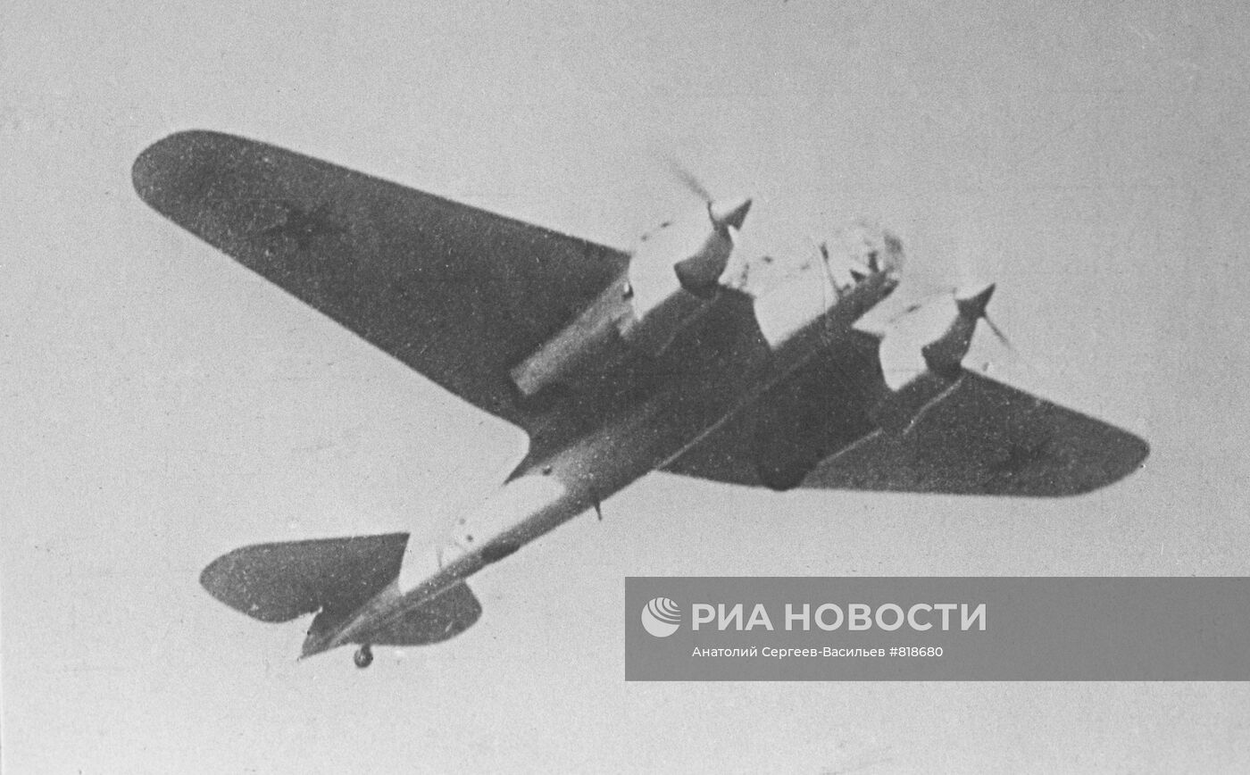 Бомбардировщик "СБ-3" в полете