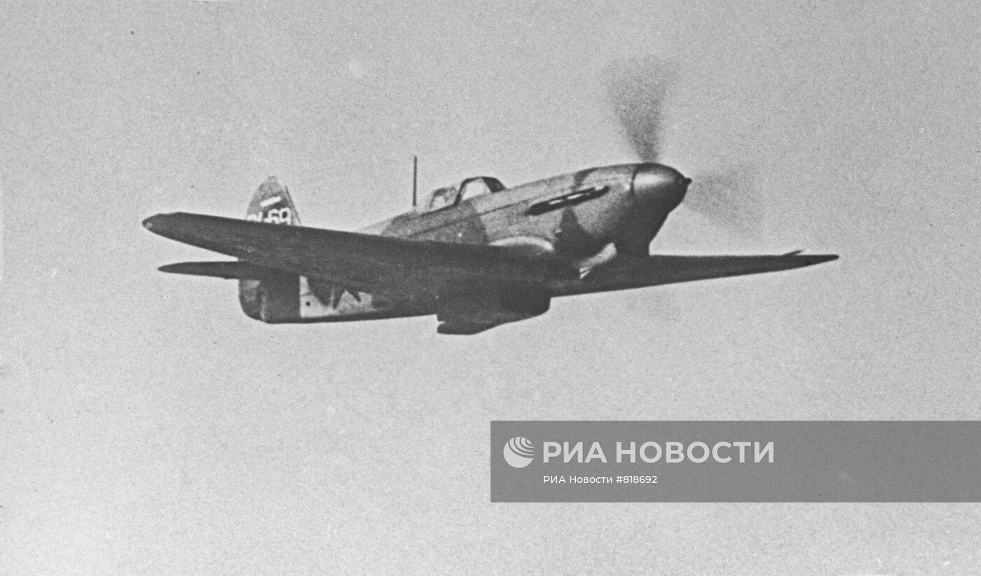 Истребитель "Як-3" в полете