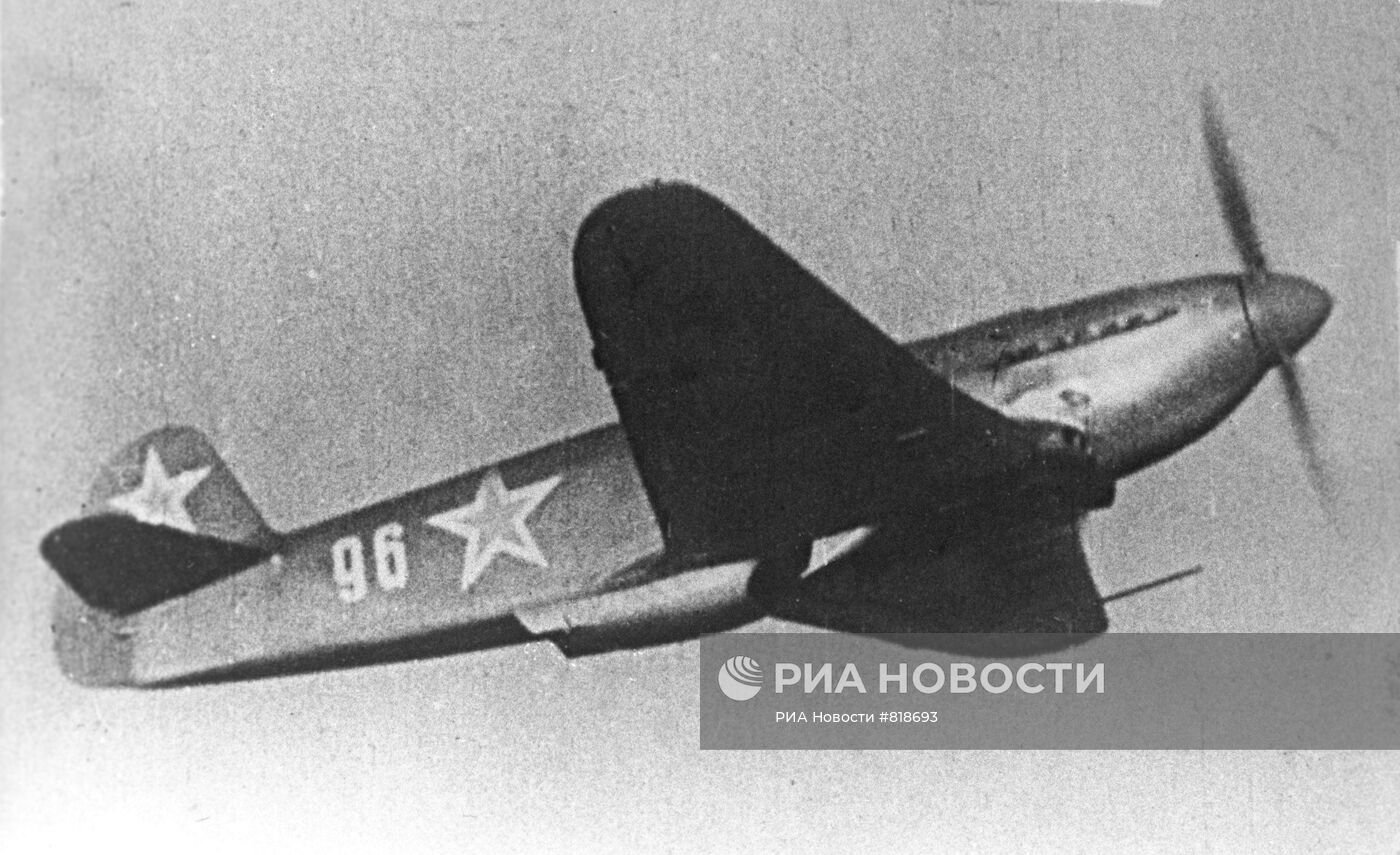 Истребитель "Як-7Б" в полете
