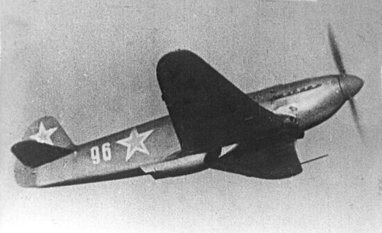 Истребитель "Як-7Б" в полете
