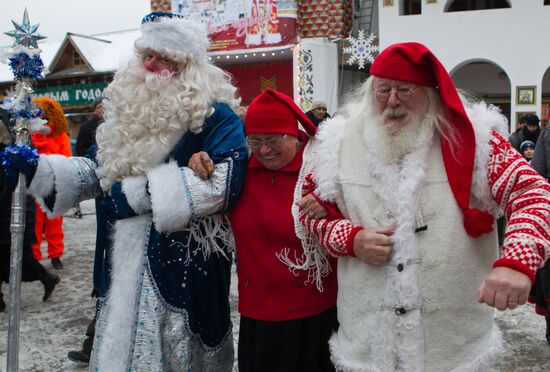 Российский Дед Мороз и норвежский Юлениссен с супругой