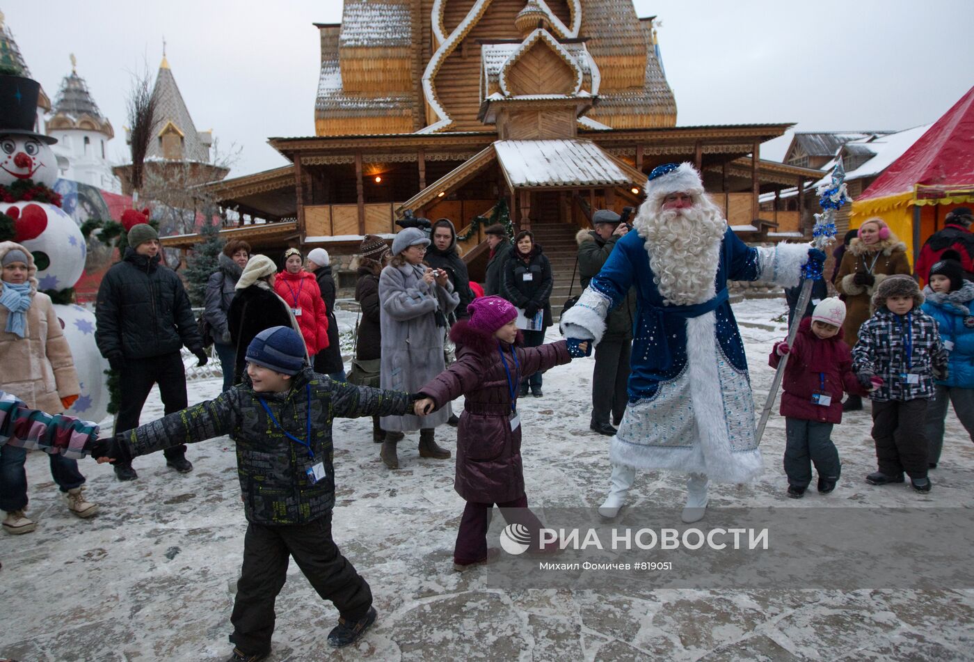 Дед Мороз с детьми