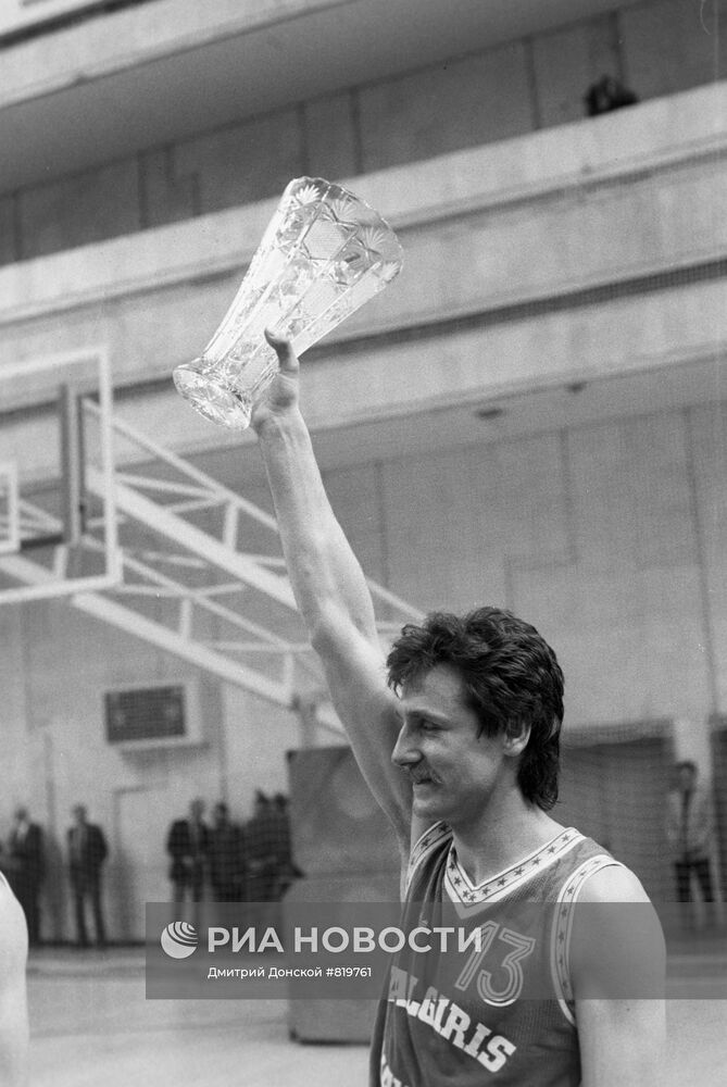 Вольдемарас Хомичус с кубком чемпионов СССР по баскетболу