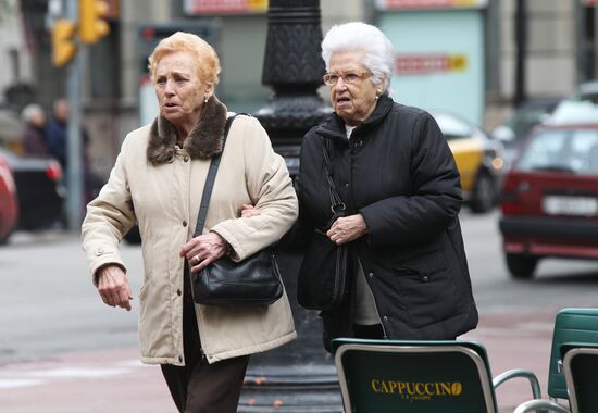 Пенсионерки на одной из улиц Барселоны