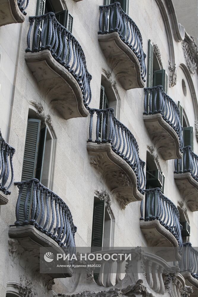Балконы фасада на одном из домов улица Пассеч-де-Грасиа
