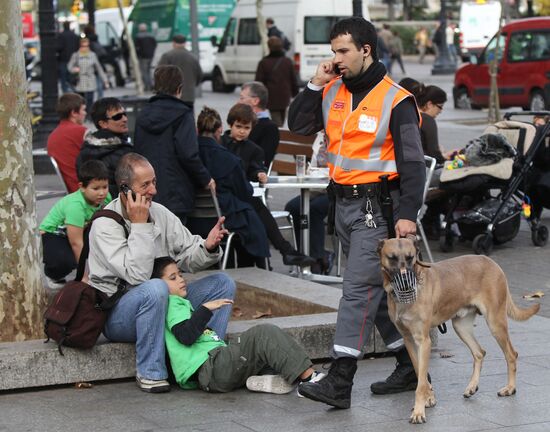 Полицейский с собакой на площади Каталонии