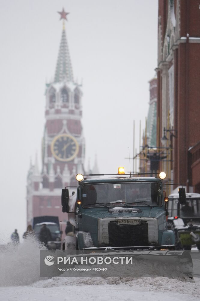 Уборка снега в центре Москвы