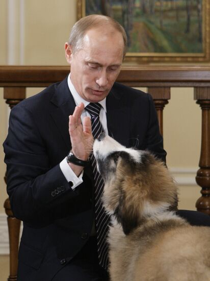 Путин познакомился с юным автором клички для своей новой собаки