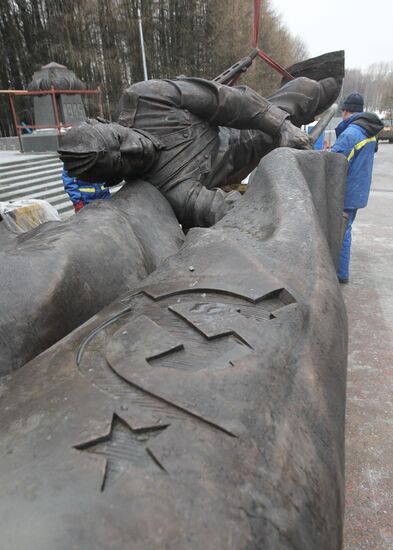 Монтаж памятника "В борьбе против фашизма мы были вместе"