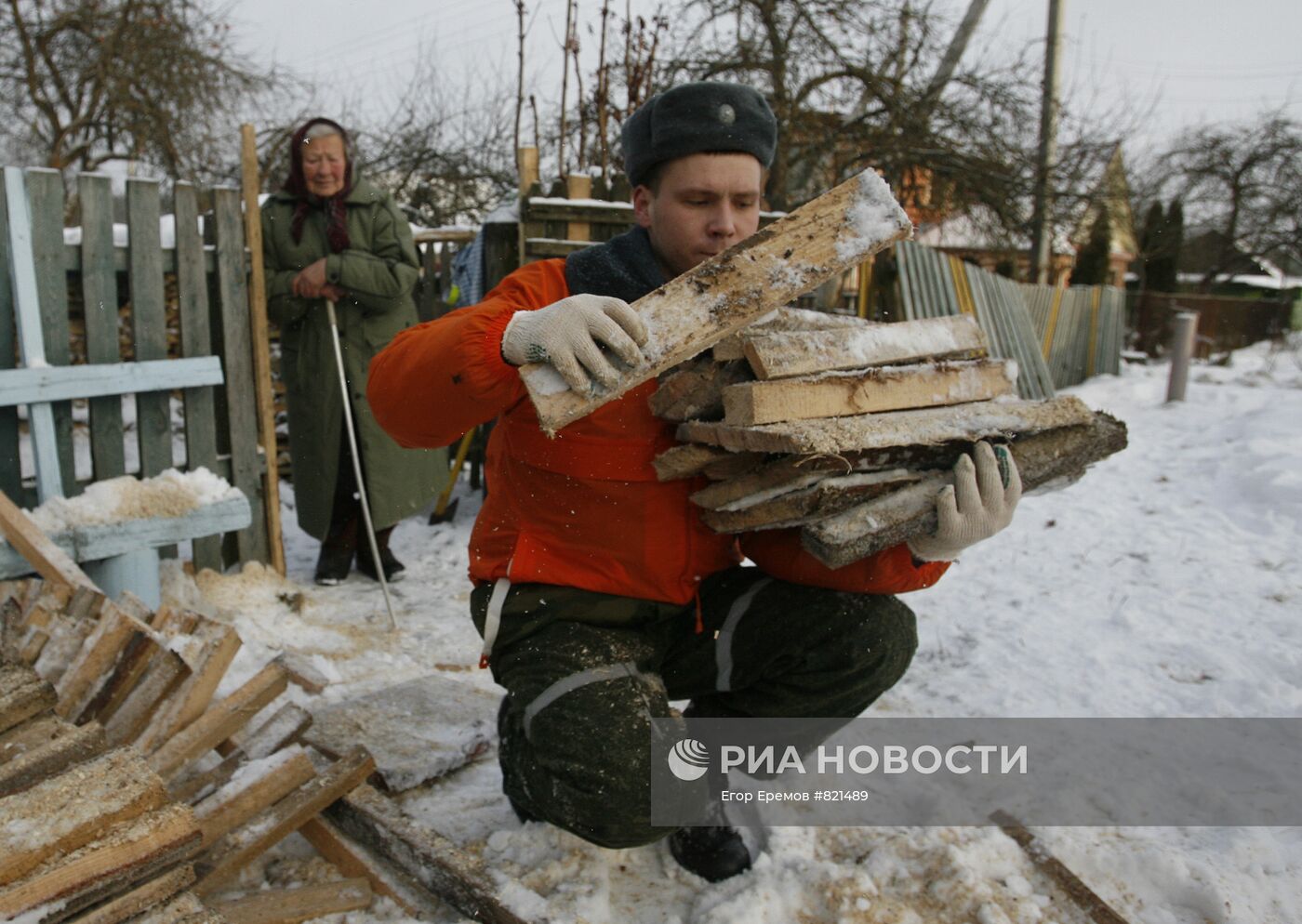 Волонтеры помогают белорусским пенсионерам в заготовке дров