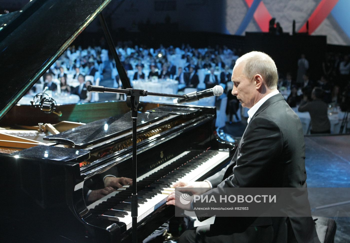 В. Путин посетил благотворительный концерт в Санкт-Петербурге