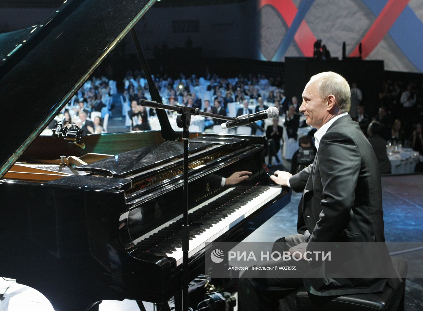 В. Путин посетил благотворительный концерт в Санкт-Петербурге
