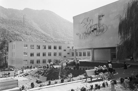 Ребята из школы в поселке Красная Поляна во время перемены