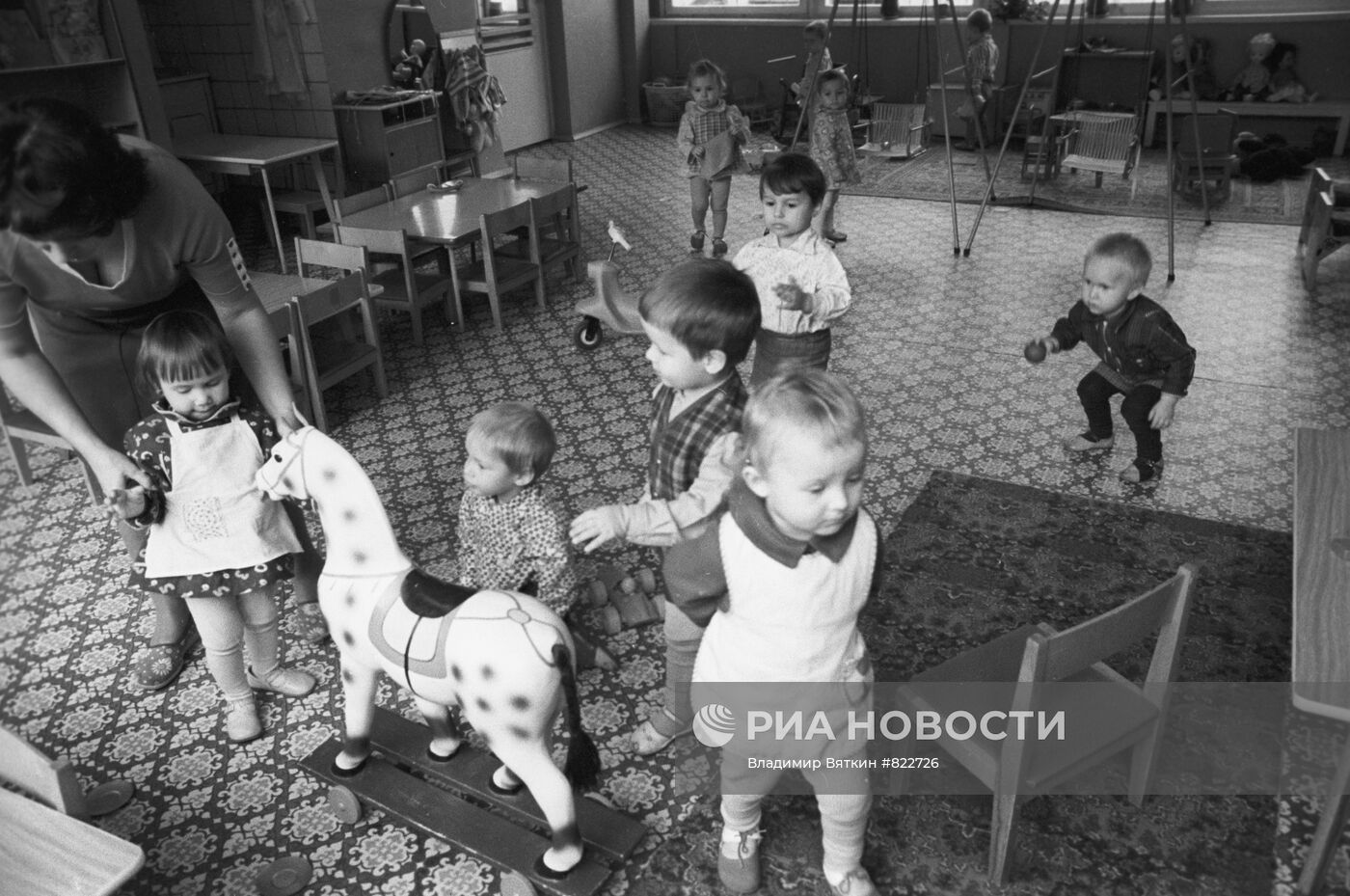 Ребята младшей группы детского сада в игровой комнате
