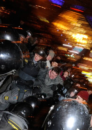 Задержание участника митинга на Пушкиснкой площади
